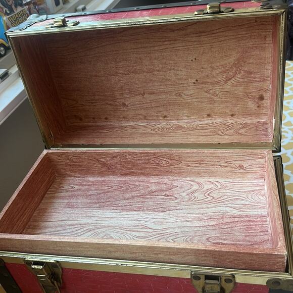 Vintage Red Buxton faux alligator and faux wood lined mini trunk/train case - Picture 10 of 16